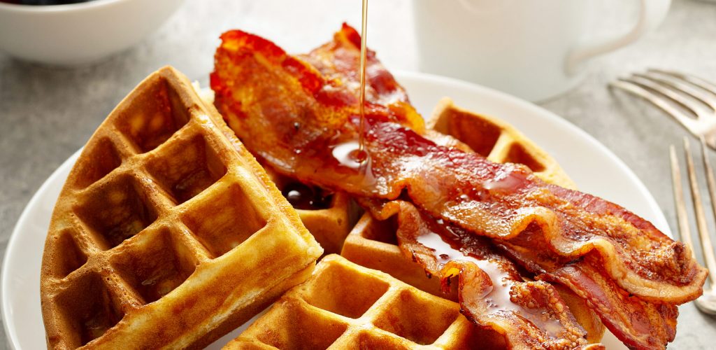 Breakfast,Plate,With,Waffles,And,Bacon,,Berries,And,Maple,Syrup