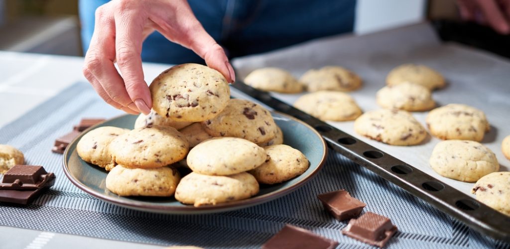 Chocolate,Chip,Cookies,On,Ceramic,Plate,At,Domestic,Kitchen